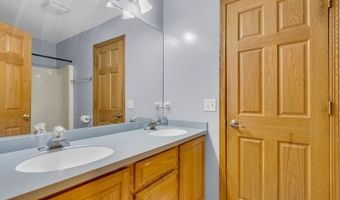 2 Echowood Dr, Algonquin, IL 60102