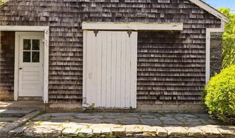 6 Baldwin Rd, Middletown, RI 02842