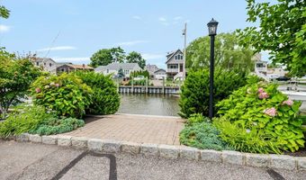 18 South Plz, Amity Harbor, NY 11701