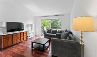 2827 S Embers Ln, Arlington Heights, IL 60005