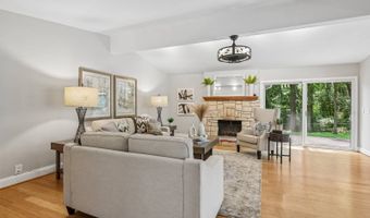 318 Algonquin Dr, Ballwin, MO 63011