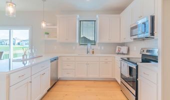 16721 Pinehurst Dr, Basehor, KS 66007