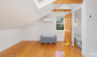 5 Tews Ct, Newport, RI 02840