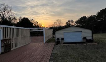 521 N Calhoun Shores Pkwy, Calhoun Falls, SC 29628