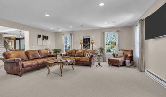 14 Bunker Hill Dr, Middletown, NJ 07748