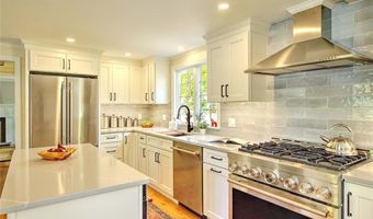 18 Chantilly Dr, Barrington, RI 02806