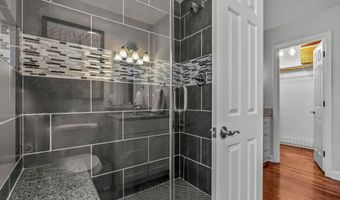11806 E Arbor Dr, Anchorage, KY 40223