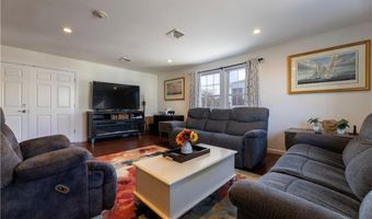 14 Clinton Ave 3, Jamestown, RI 02835