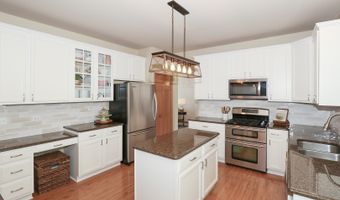 8 Hithergreen Ct, Algonquin, IL 60102