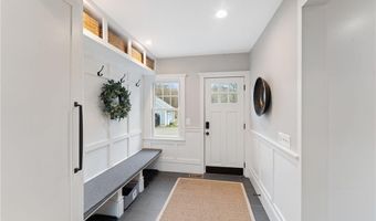 6 Knowlton Ct, Bristol, RI 02809