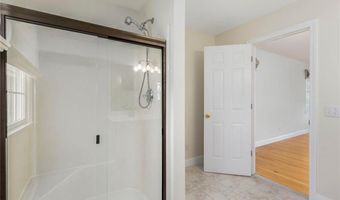 220 Island Dr, Middletown, RI 02842
