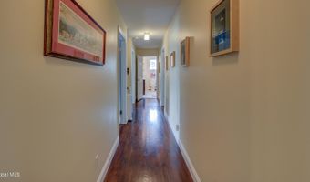4 Fairway Ct, Albany, NY 12208
