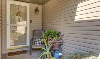 1813 Edgewood Dr, Aurora, MO 65605