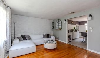 7 Oakcrest Dr, North Providence, RI 02904