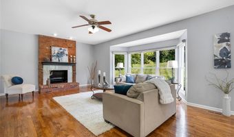821 Heatherhaven Dr, Ballwin, MO 63011