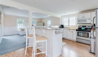 40 Holland St, Newport, RI 02840