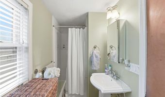 2 Wilson St, Bristol, RI 02809