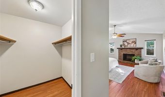 800 Eaglebrooke Dr, Ballwin, MO 63021