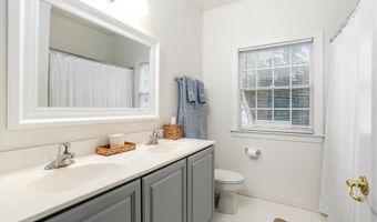 6 Sleepy Hollow Ct, Allentown, NJ 08501