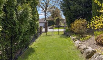 120 Bretton Woods Dr, Cranston, RI 02920