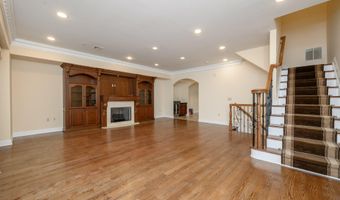25 White Oak Ln, Aberdeen, NJ 07747