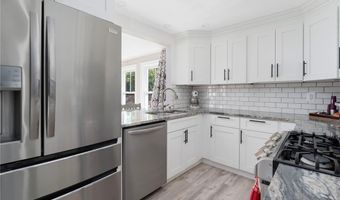 5 Versailles St, Cranston, RI 02920