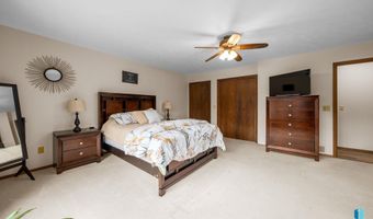 2908 N Oak Rd, Brandon, SD 57005