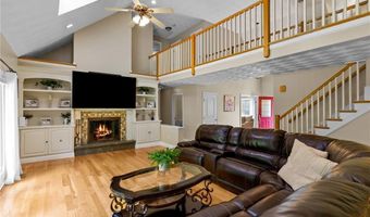 10 Lantern Brook Dr, Lincoln, RI 02865