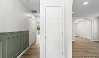 3813 Brookchase Ln, Charlotte, NC 28205
