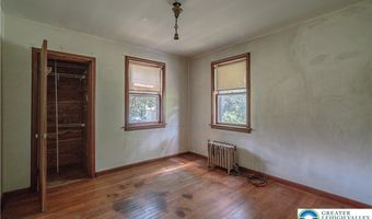 79 Mountain Lake Rd, Belvidere, NJ 07823