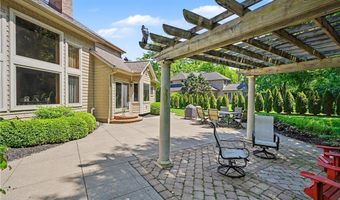 1250 Woodsview Dr, Akron, OH 44313
