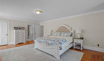 60 Ayrault St, Newport, RI 02840