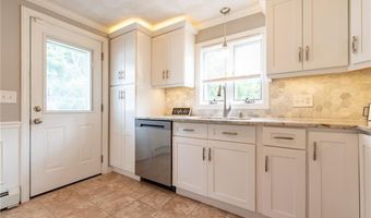 14 Wenscott Ln, North Providence, RI 02904
