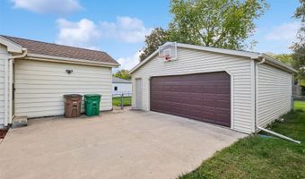 210 12th Ave NW, Altoona, IA 50009
