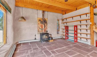 77 North Rd, Carson, NM 87517