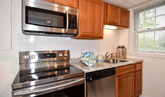 2829 S ABINGDON St B, Arlington, VA 22206