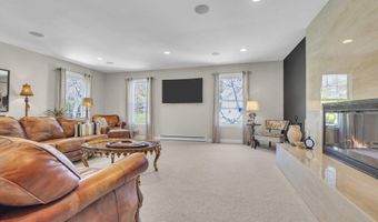 14 Bunker Hill Dr, Middletown, NJ 07748