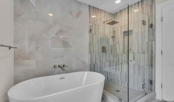 55 Maiden Ln, Bergenfield, NJ 07621
