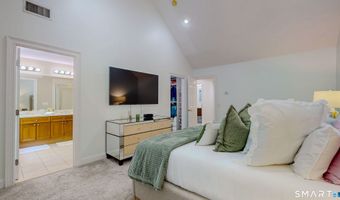 14 Woodcrest Ln 14, Danbury, CT 06810