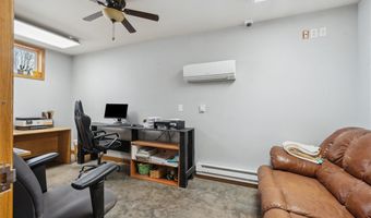 5276 Oakcrest Hill Rd SE, Riverside, IA 52327