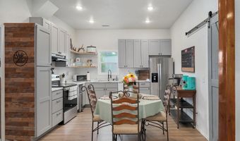 430 S Oak Ave, Aurora, MO 65605