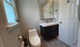 2011 N UPTON St, Arlington, VA 22207