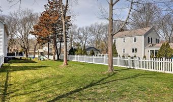 17 Mosher Dr, Barrington, RI 02806