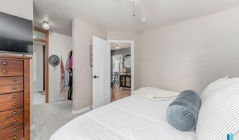 208 W Chapelwood Dr, Brandon, SD 57005