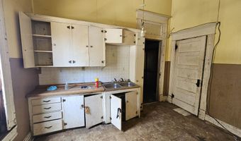 135 E Locust St, Aurora, MO 65605