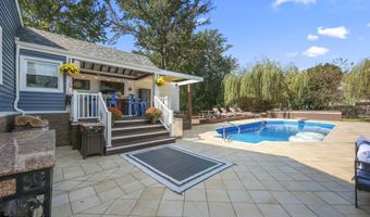 28 W Park Ave, Belford, NJ 07718
