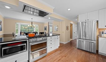 21 Meadowbrook Country Club Est, Ballwin, MO 63011