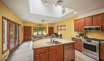 13 Swartzel Dr, Middletown, NJ 07748