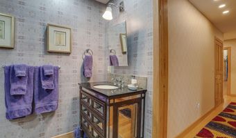 6 Williamsburg Ln, Bedford, NH 03110