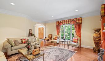 8301 FOX HAVEN Dr, McLean, VA 22102